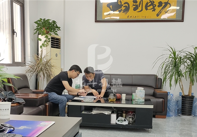 云南客戶來北斗機械進一步了解稻殼炭化設(shè)備