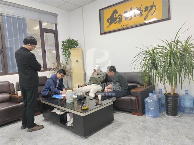 客戶探訪北斗機械的餐廚垃圾炭化設(shè)備生產(chǎn)基地