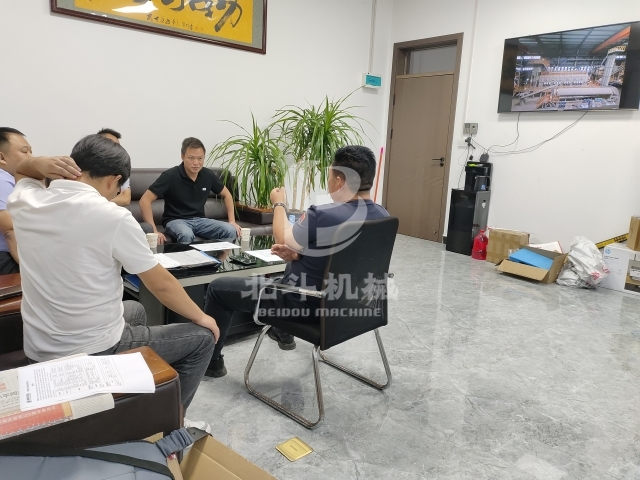 鋰電池炭化設(shè)備熱賣(mài),張總工程師現(xiàn)場(chǎng)解答客戶疑惑