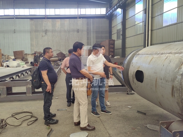 北斗機(jī)械接待韓國(guó)客戶展示炭化設(shè)備技術(shù)