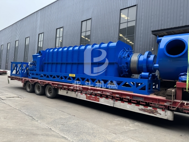 大型炭化生產(chǎn)線(xiàn)全套設(shè)備裝車(chē),忙碌不停搶進(jìn)度