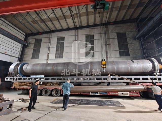 大型烘干炭化設(shè)備4車(chē)齊發(fā),每車(chē)都裝得滿(mǎn)滿(mǎn)當(dāng)當(dāng)